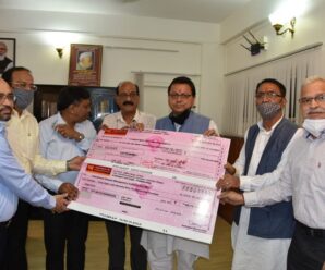 Chief Minister to T.H.D.C. The CMD presented a check of one crore for the Chief Minister’s Disaster Relief Fund.