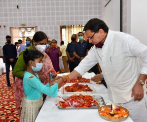 CM Pushkar Singh tied Rakhi to the girls and other mothers and sisters who came from Nari Niketan on the occasion of Raksha Bandhan.