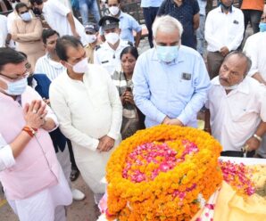 Munikireti Ghat- The Chief Minister paid floral tributes to the body of Suraj Kunwar Shah ji after paying his last respects.