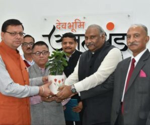 The Chief Commissioner and commissioners of Uttarakhand Right to Service Commission presented a courtesy call on Chief Minister Pushkar Singh Dhami at the Chief Minister’s residence on Tuesday.