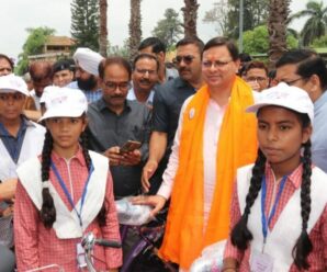 CM Pushkar Singh Dhami inaugurated Kanyashree program organized by Rotary Club, distributed cycles to girl students.