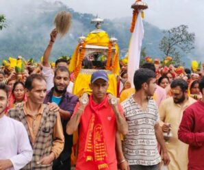 Devotees gathered in the procession of Lord Nag Devta.