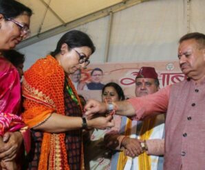 Union Minister Smriti Irani tied Rakhi to the cabinet minister, more than 10 thousand sisters were present.