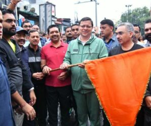 CM Pushkar Singh Dhami flagged off the Sankalp run at Ghantaghar, Dehradun on the occasion of Sankalp Diwas.
