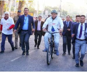 Mussoorie Winter Line Carnival: CM seen cycling on the road of Dehradun, gave fitness mantra in a unique way