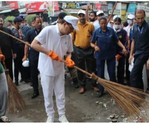 CM Dhami gave the message of cleanliness by sweeping the road, cleanliness campaign was conducted under cleanliness week