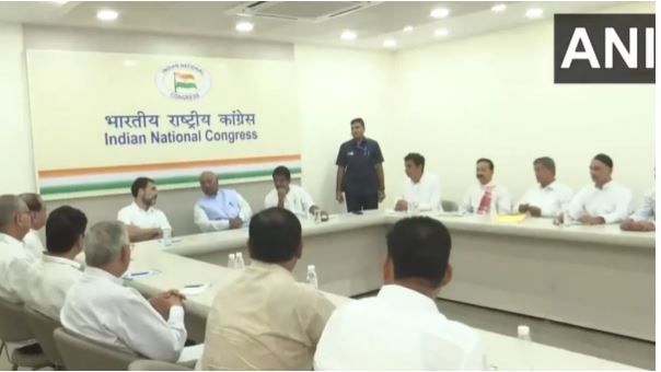 Mallikarjun Kharge and Rahul Gandhi hold a meeting with the leaders of Uttarakhand, keeping an eye on the Lok Sabha elections!