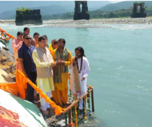 Chief Minister laid the foundation stone of new Haripur Ghat in Kalsi, performed Aarti of Mother Yamuna and blessed her.