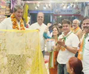 Former CM of Uttarakhand Harish Rawat asked for votes for his son in a unique way, did it in the middle of the market, there was a crowd of people watching.
