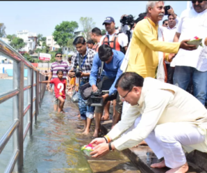 Prime Minister Narendra Modi reached Rishikesh, CM Pushkar Singh Dhami performed Ganga puja before the public meeting.
