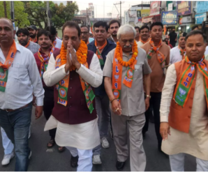 A strange sight was seen in Dehradun, the capital of Uttarakhand, ‘enemies’ of political front became friends; ask for votes together