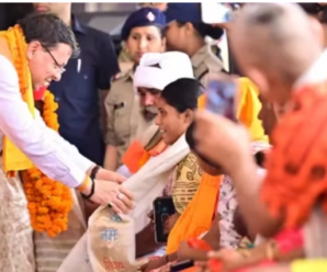 Chief Minister Dhami welcomed the Kanwariyas by washing their feet in Haridwar, described the shower of flowers as the guest welcome tradition of Devbhoomi