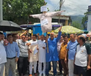 Strong opposition to the establishment of Kedarnath temple in Delhi continues, now transport businessmen took to the streets; burnt the effigy of Dhami government