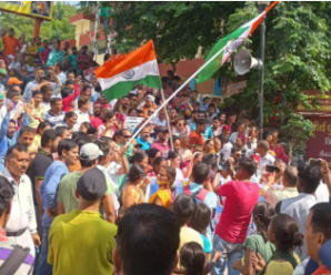 People took to the streets demanding ‘Uttarakhand demands original residence’, expressed their anger by dancing to the tricolour and dhol-damoun in their hands.