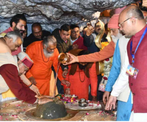 Devbhoomi painted in the color of Shiva, Shivalaya resounded with chants, long queue of devotees outside