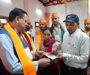 Dhami hands over Rs 10 lakh aid to family of Somendra Bohra
