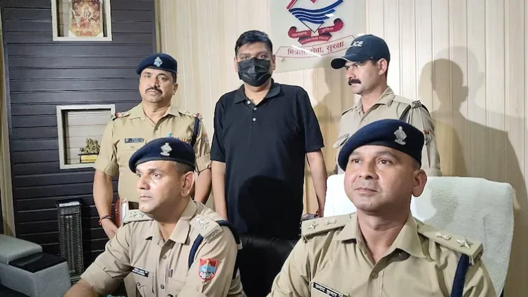 fjohjtus_fake-ips-officer-_625x300_16_July_26