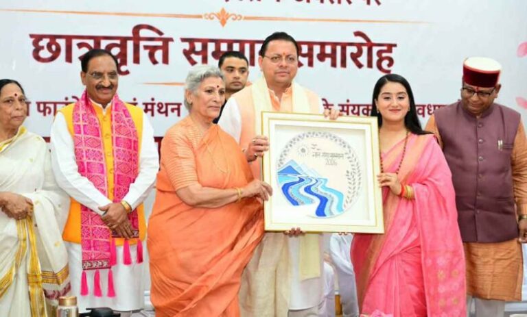 CM-asks-teachers-to-Inculcate-values-along-with-quality-education-in-children-780x470